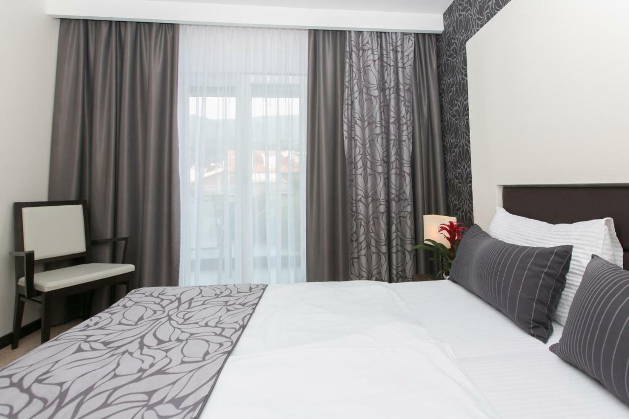 Beach Hotel Split Podstrana Bagian luar foto
